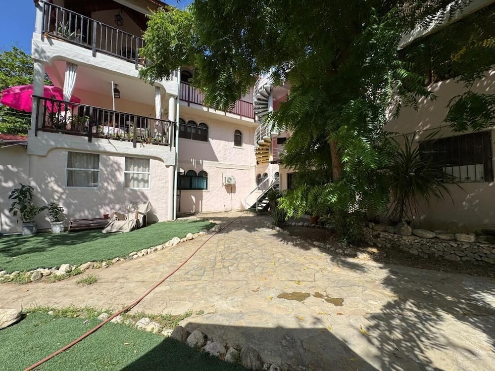 Cozy Studio Apartment 2 min to the Beach, Rooftop
