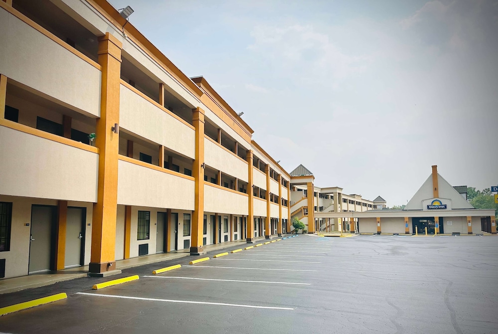 Days Inn by Wyndham WestEnd Alexandria,VA Washington DC Area - Property Image 2