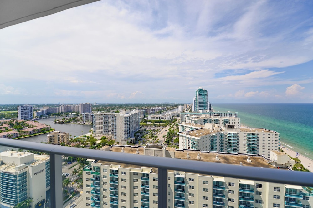 Fantastic 2BR Condo at Hollywood - Image 5
