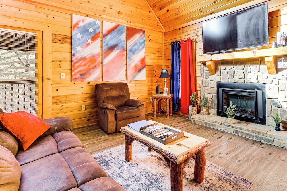Cabin w/ Deck, Hot Tub & Douglas Lake Resort Perks