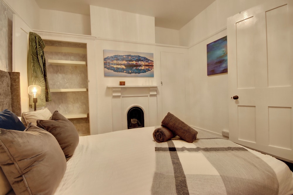 Southsea 4BR Getaway with Private Yard