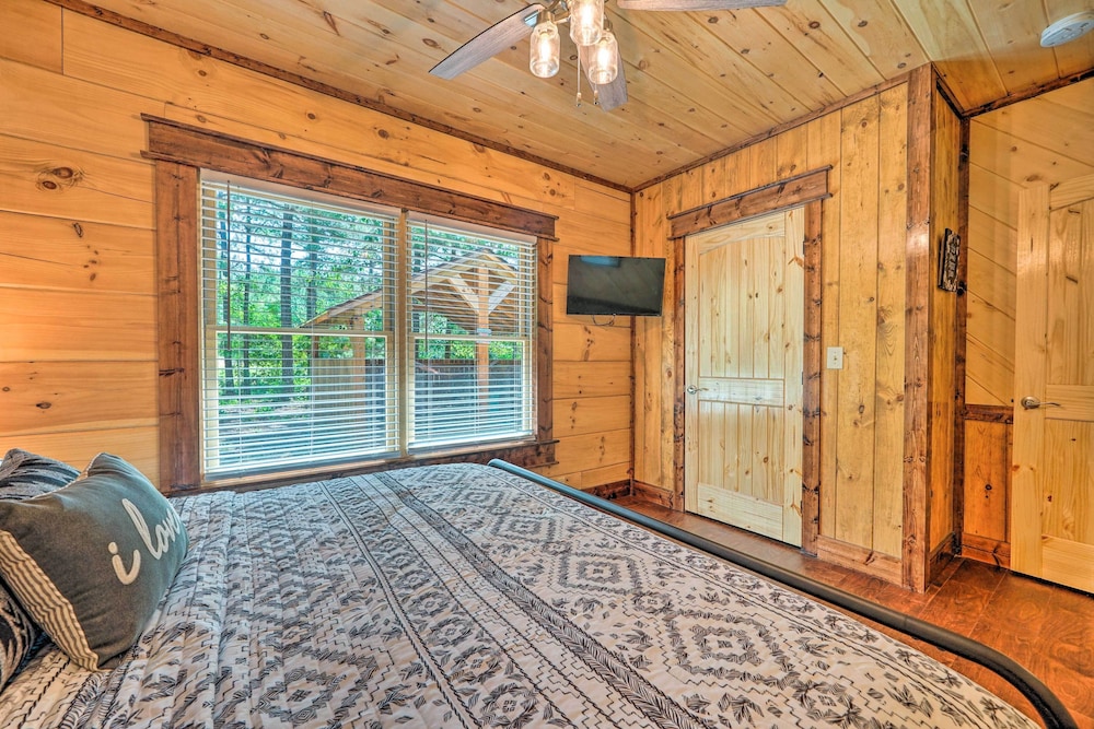 'falling Star' Eagletown Cabin w/ Hot Tub: Pets OK view 3