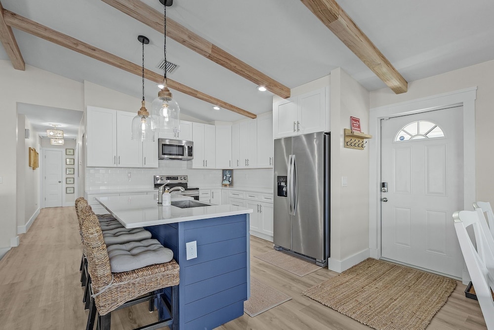 265 Beautiful Canal Front Pool Home 3 Bedroom Home