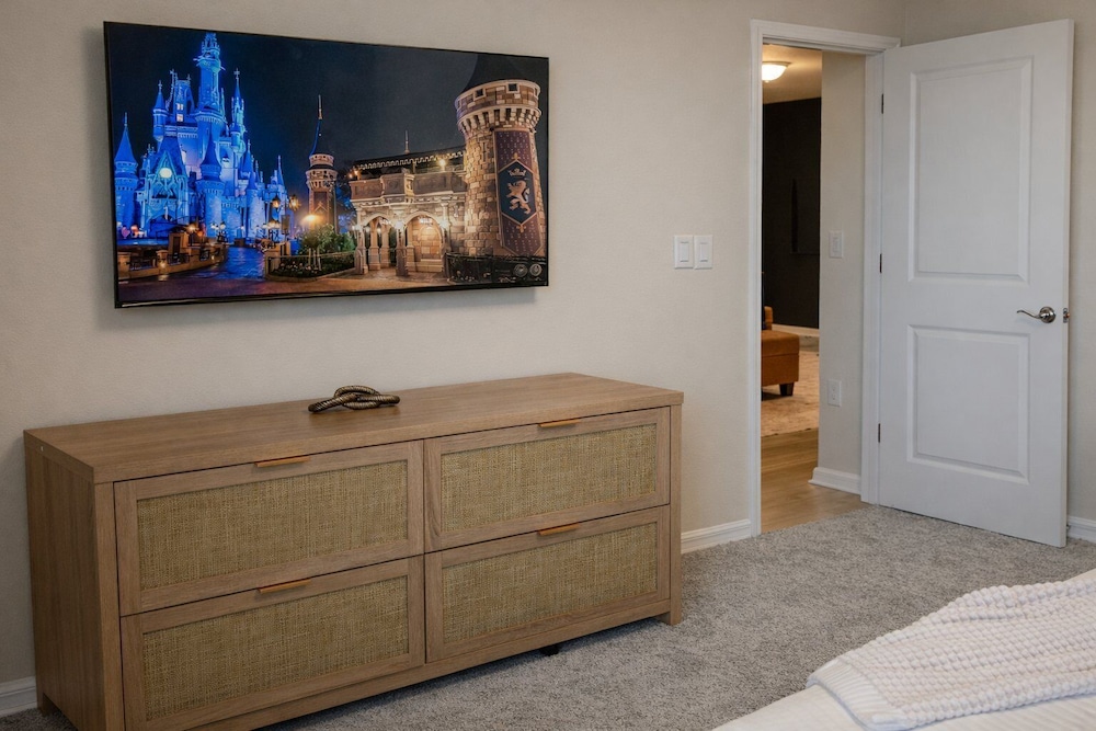 Luxury 5BR Home w/ Pool, Cinema & Game Room