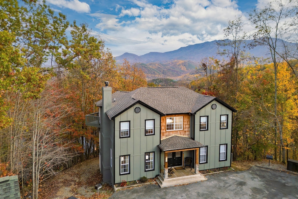 Greene Mountain Lodge by Avantstay Sleeps 22 Hot Tub Game Room Theater