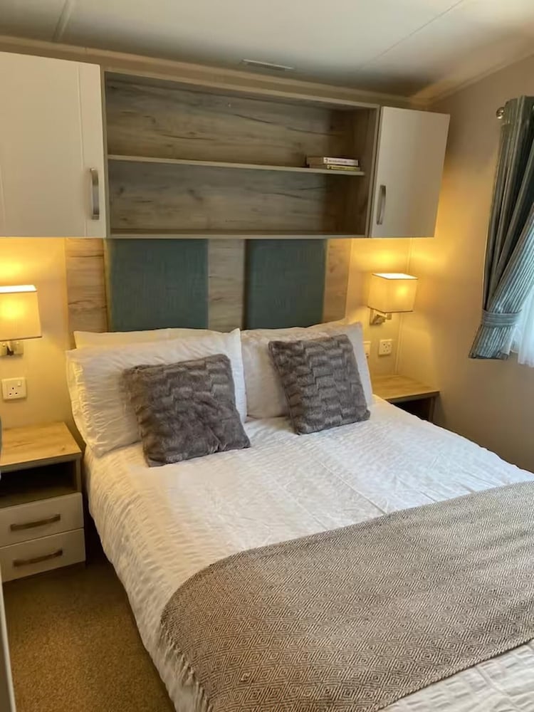 Caravan-sleep8-hottub-freep-balcony-familyfriendly