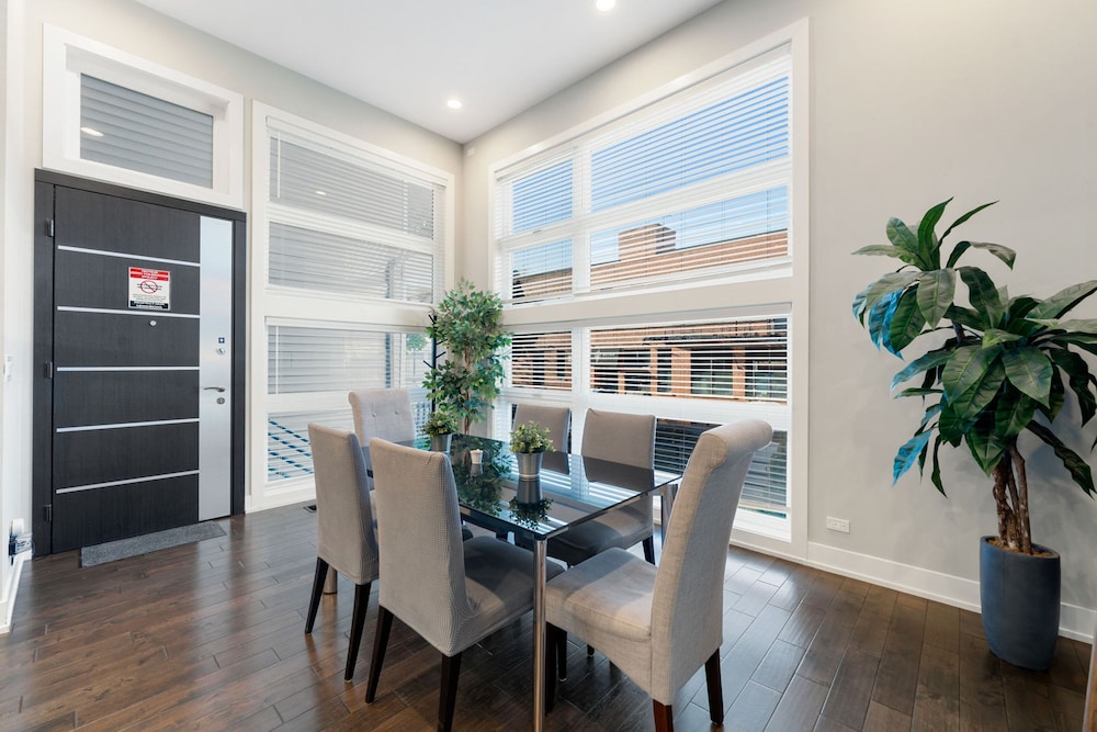 Magnificent NEW Home w 8 Beds Free Parking