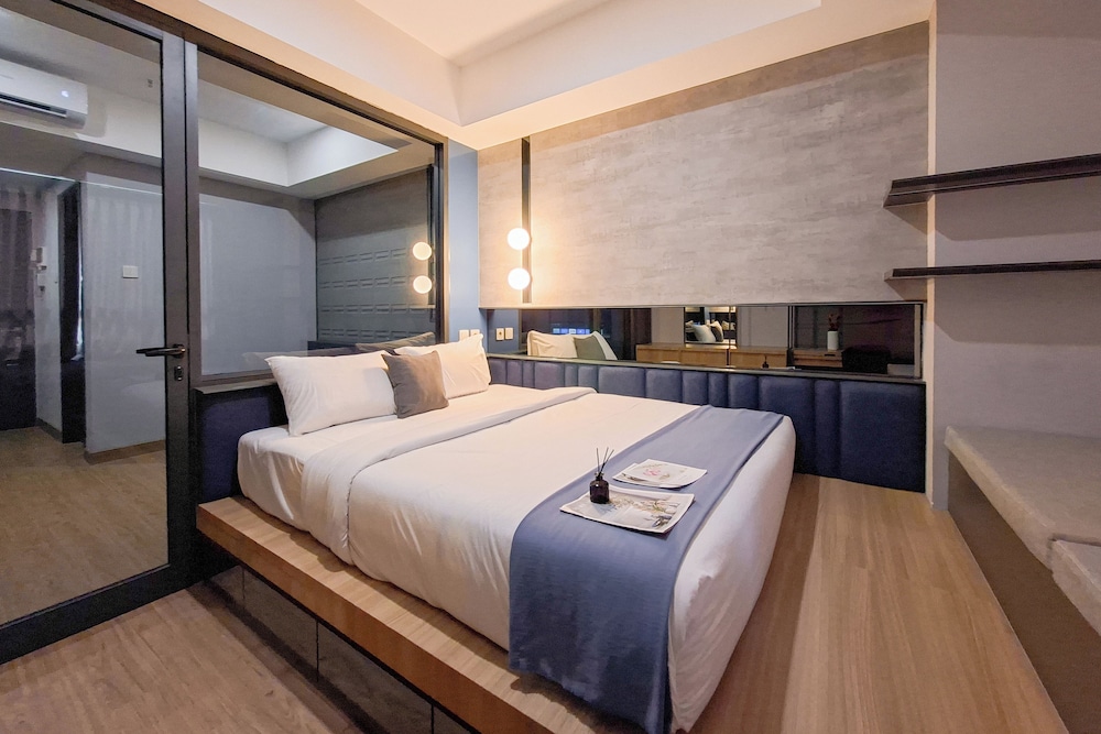 Well Furnished 1Br At Collins Boulevard Apartment