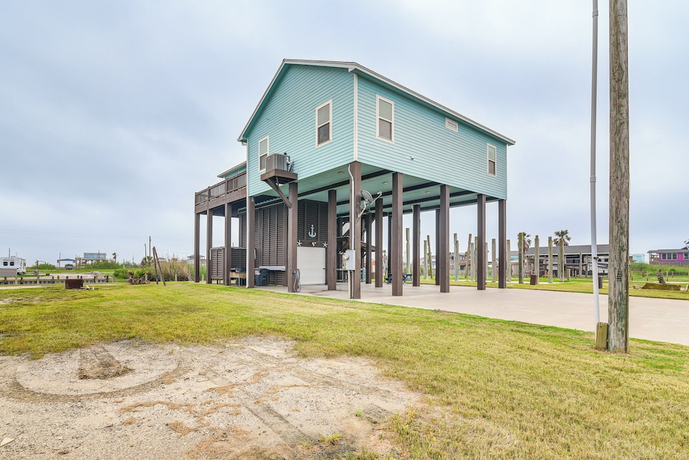 Canal-front Coastal Getaway in Gilchrist w/ Deck