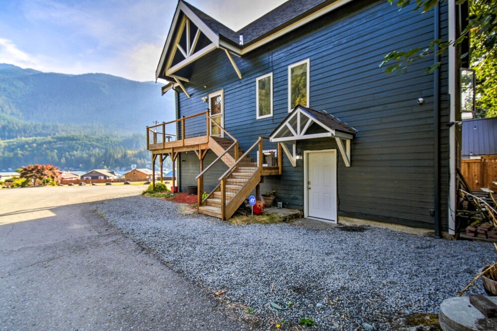 Lake-view Getaway: 20 Mi to Olympic Nat'l Park! view 5