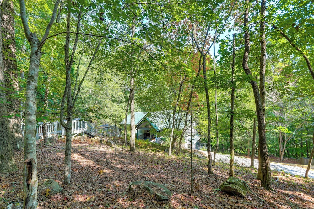 Hot Tub, Decks & Creek Access: Mccaysville Cabin!