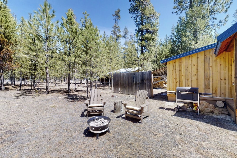 Secluded, Quiet Cabin in the Pines w/ Fire Pit