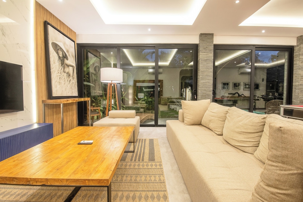 Elegant 3BR Retreat Stylish Modern Villa Seminyak