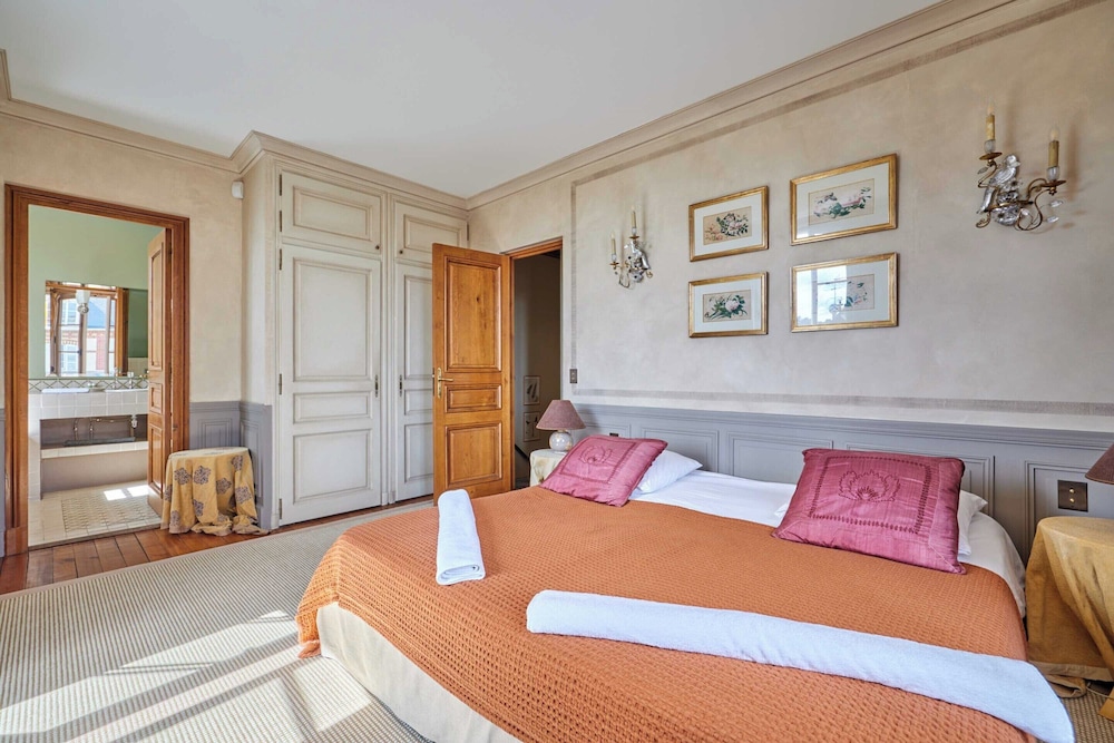 Luxury Duplex in the Heart of Deauville With a Large Garden view 2