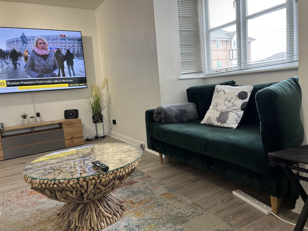 Impeccable 2-bed Apartment in Erith view 4