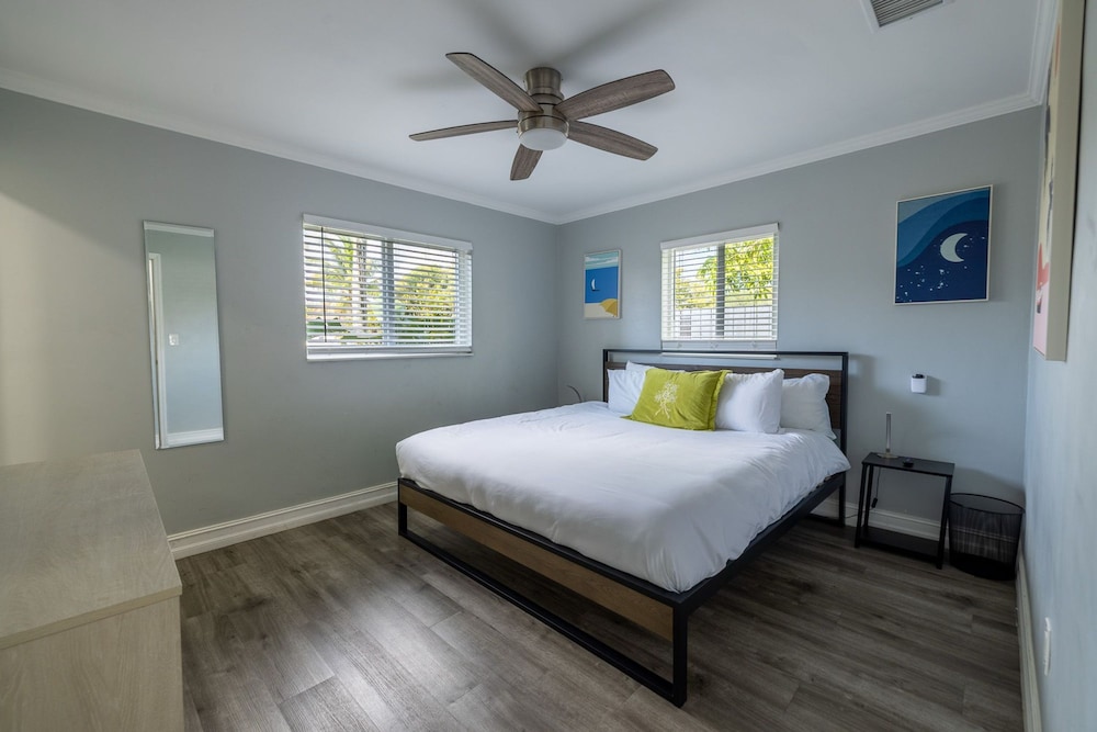 Relax Unwind 4BR Home w Pool in Hollywood