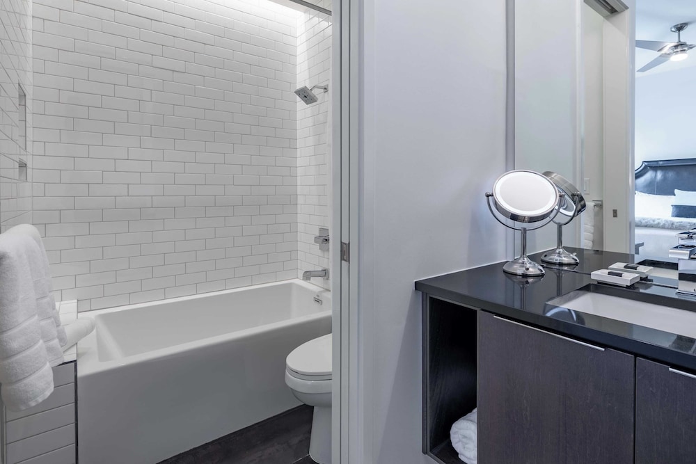 121 Hotel Floor 1 & 2 by Avantstay Sleeps 34, 10 Units in Nashville