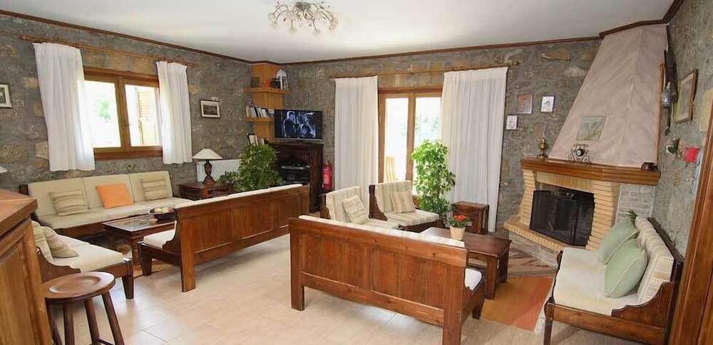 Evrostini Guest House