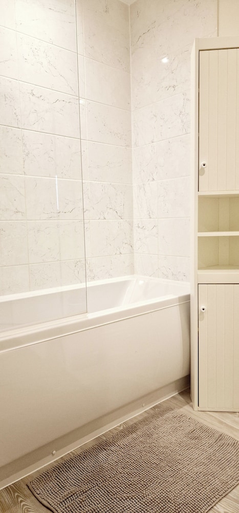 Gym, Free Parking, 25 Mins to Central London