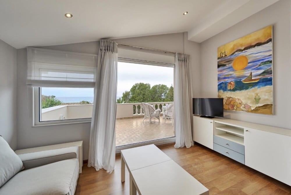 Luxury 4 Bdrm Villa With Pvt Pool on the Beach photo 4