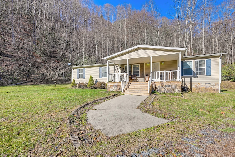 Creekside Haven w/ Fire Pit Near Nantahala River