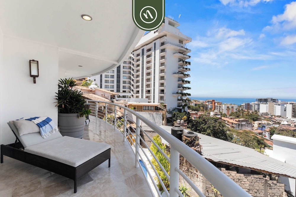 Stunning 2 BR Condo - Oceanview Terrace - Downtown