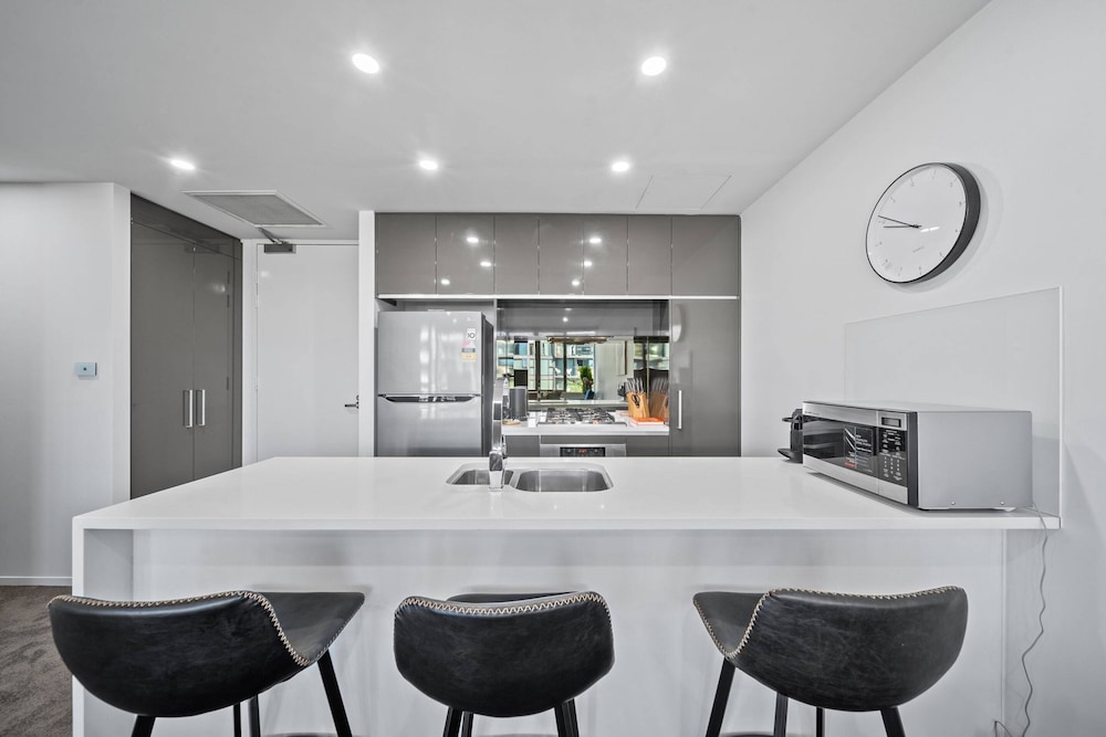Stylish 1-bed Retreat Steps From Foreshore
