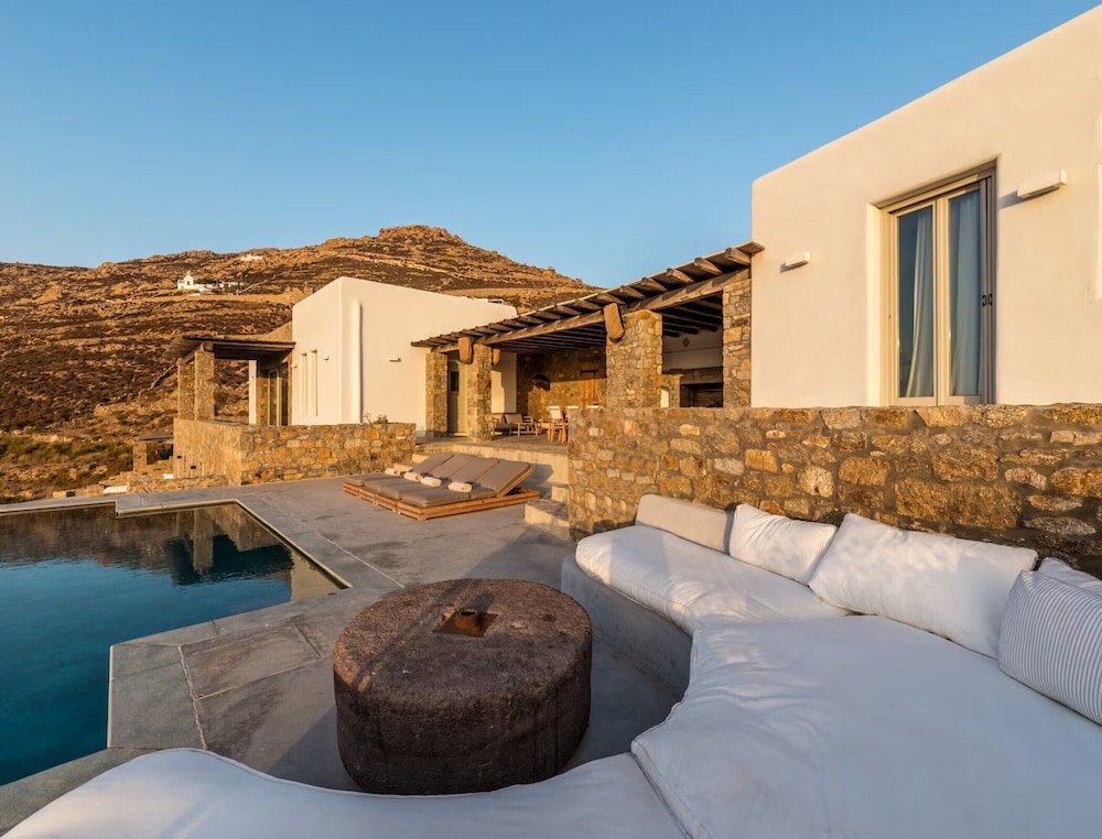Charming Villa Near Ftelia Beach
