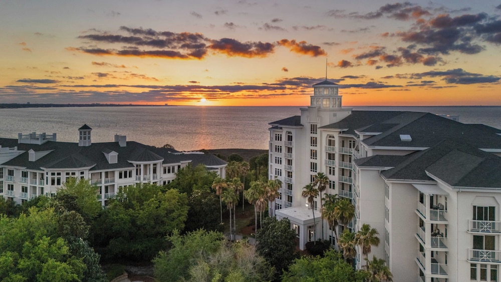 Serene Studio at Sandestin Pool, Hot Tub, Beach Shuttle, Walk to Baytowne