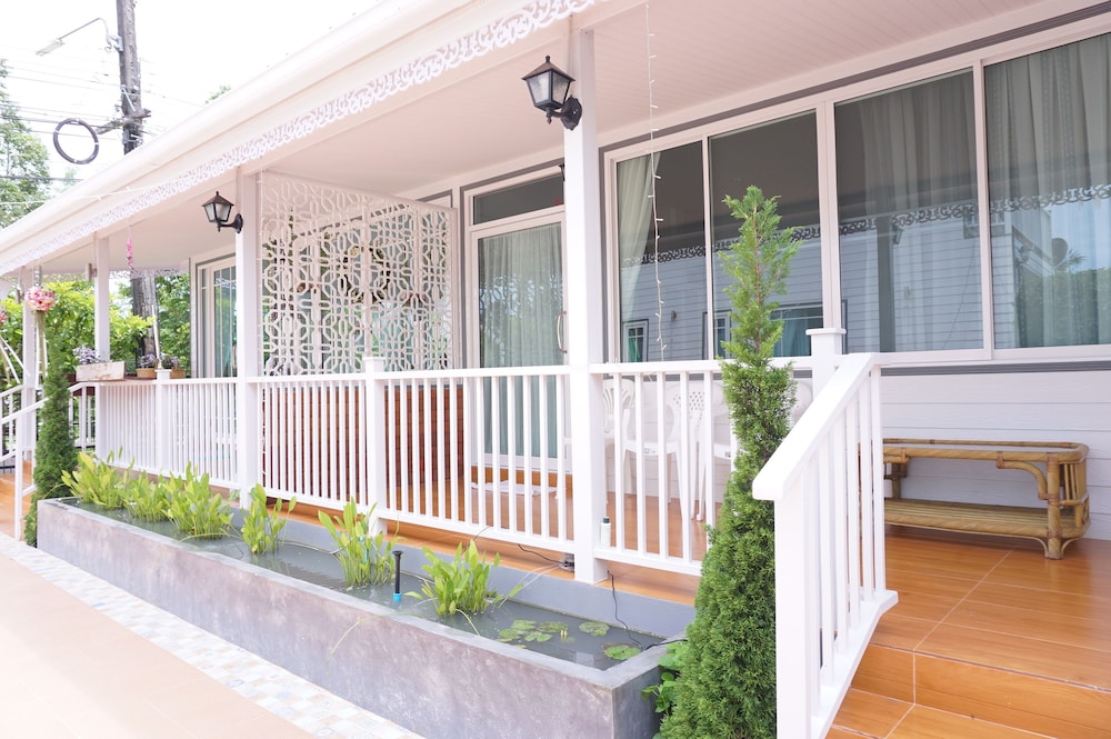 The White Village Ranong Resort