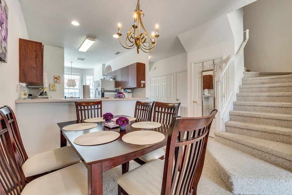 10 Mi to Disney World: Townhome w/ Community Pool!