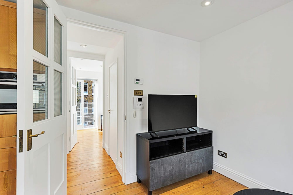 One-bedroom Abode With A Balcony In Central London