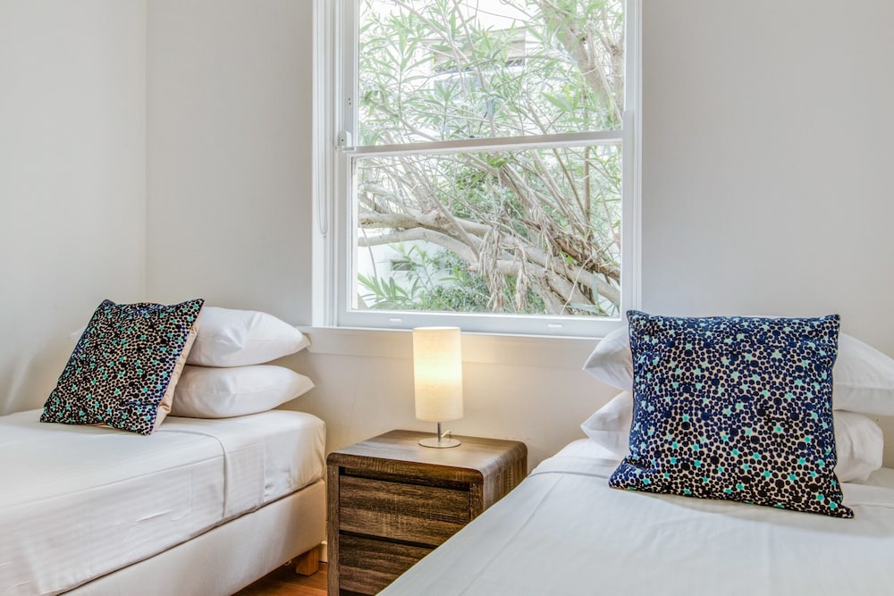 Art Deco 2-bed Close to City and Harbour
