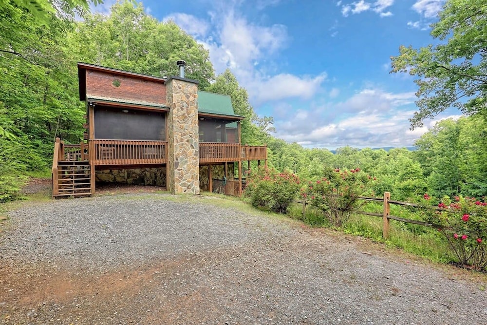 Hot Tub 3 Fireplaces Mountain Views Game Room