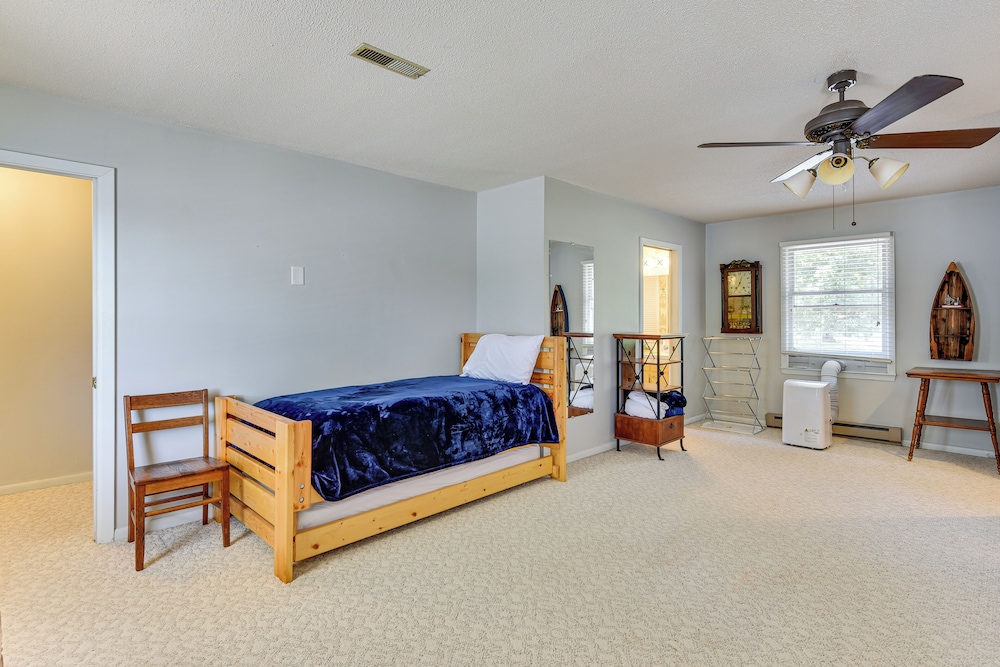On Lake Tillery: Spacious Home w/ Screened Porch!