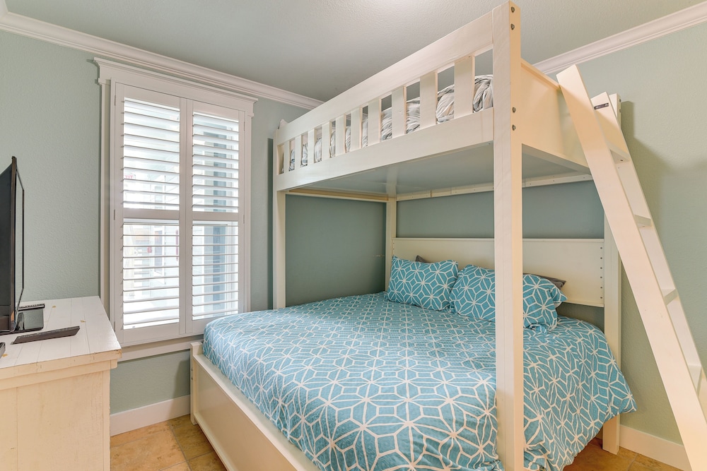 Walk to Beach: Condo w/ Bay View in Galveston