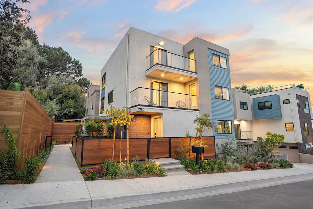 2 Homes in San Clemente by Avantstay Sleeps 26, Steps From Sunset Cliffs, Ocean Beach & Dining