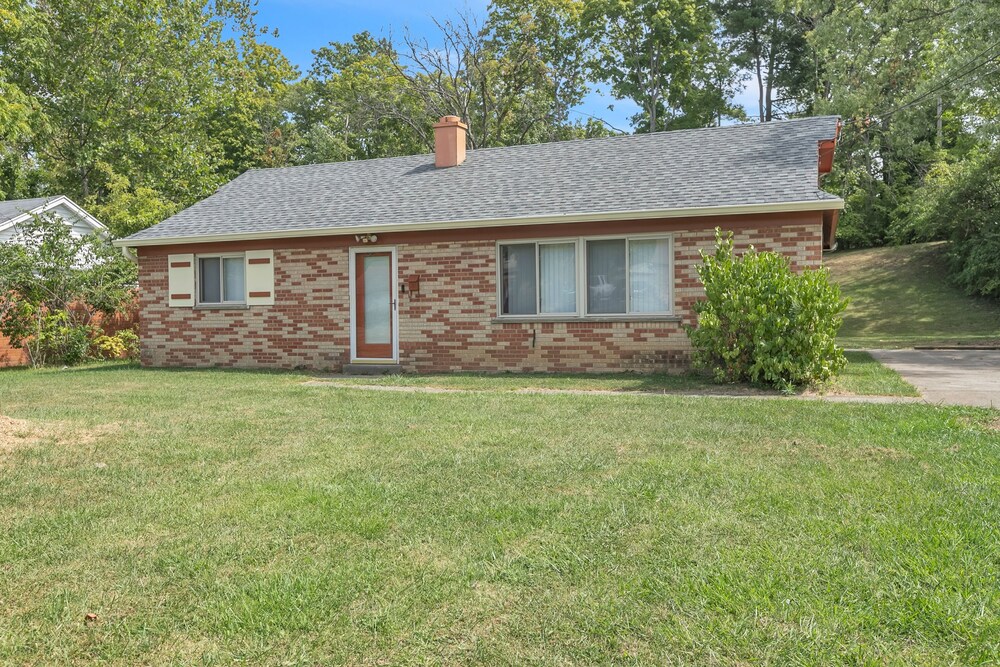 Cozy Retreat In Cincinnati 3 Bedroom Home by RedAwning view 4
