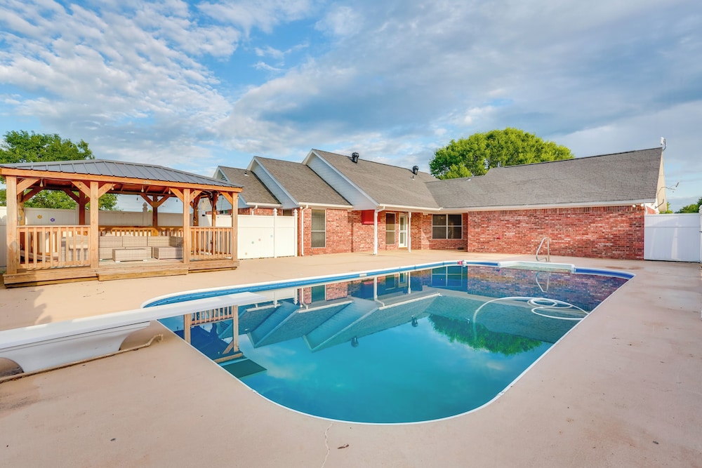 9 Mi to Lake Texoma: Calera Escape w/ Gazebo!