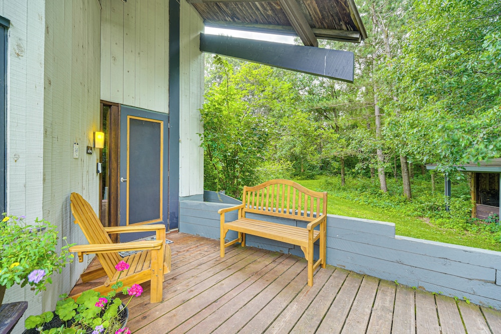 Sauna & Screened Porch: Otter Creek Getaway!