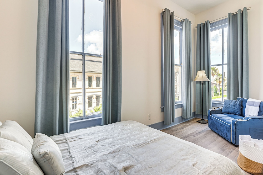< 1/2 Mi to The Strand: Historic Galveston Apt!