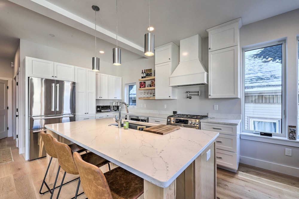 Freeport Vacations - Spacious Portland Home: Walk Downtown! - Property Image 1
