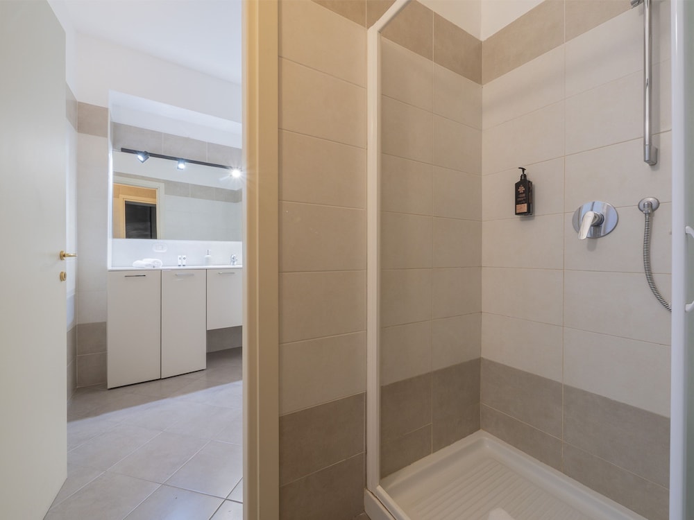 Corso Venezia - Elegant 1 BR apt With Shared Rooftop Terrace in the Heart of Milan