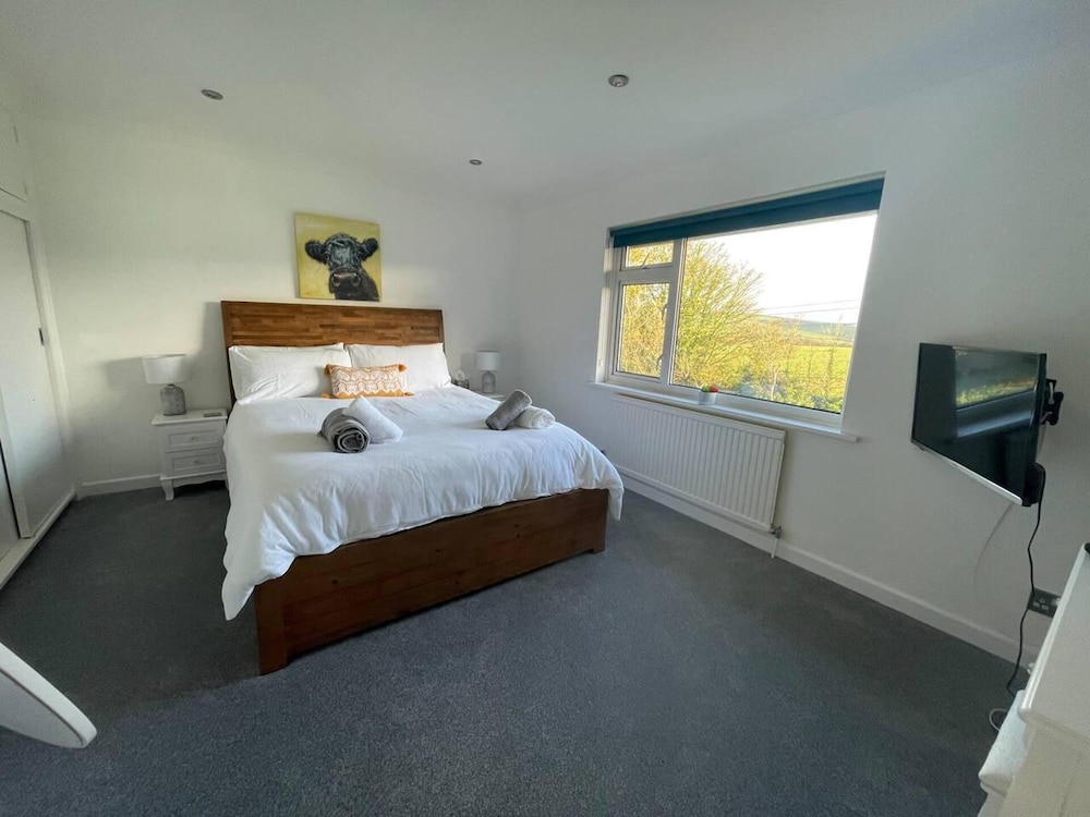 Luxury 5-bed House With Tennis Court & Games Room view 2