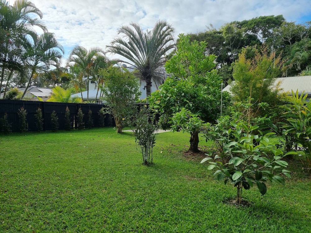 Seaestaatmoffatquietbeachparklargefenced Yard