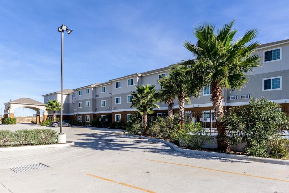 San Antonio Vacations - Super 8 by Wyndham Kenedy - Property Image 37