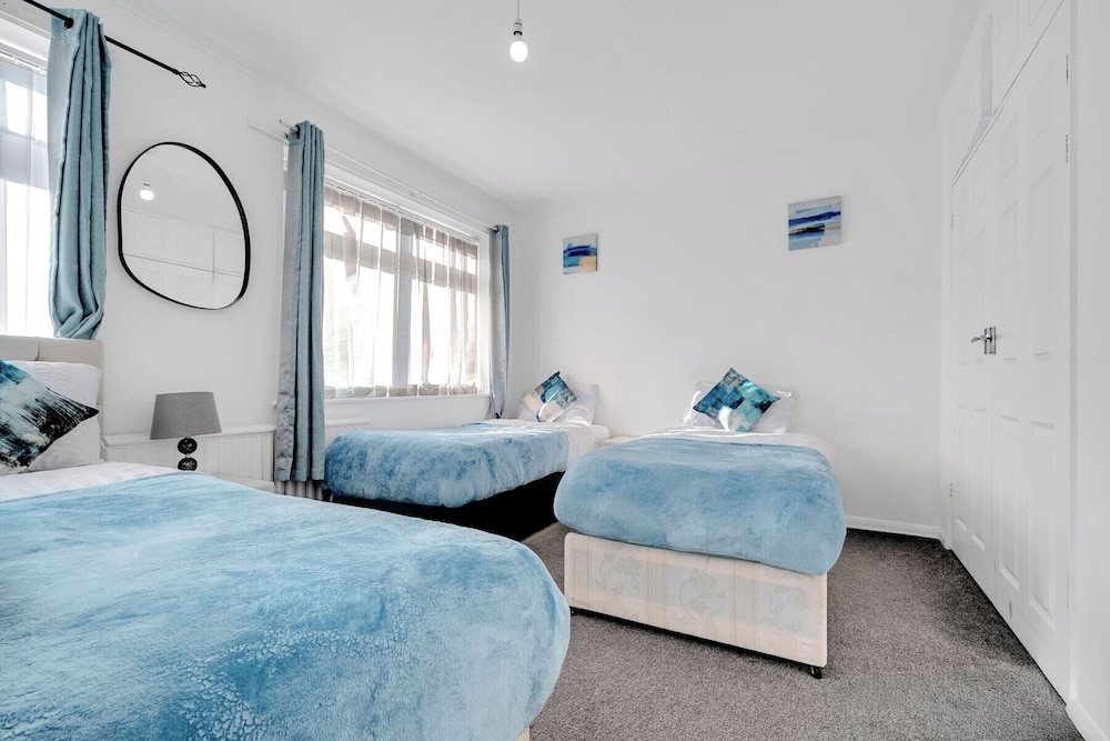 4 Bedrooms - Up To 14 Guests - Free Parking