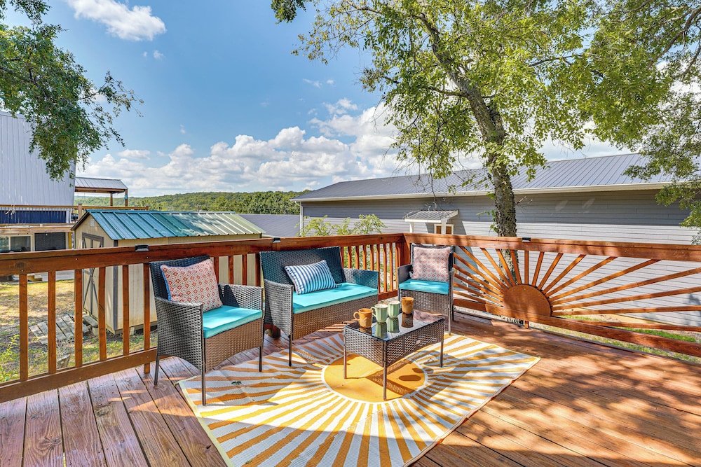 Cozy Cabin w/ Deck & Boat Launch Access in Lampe!