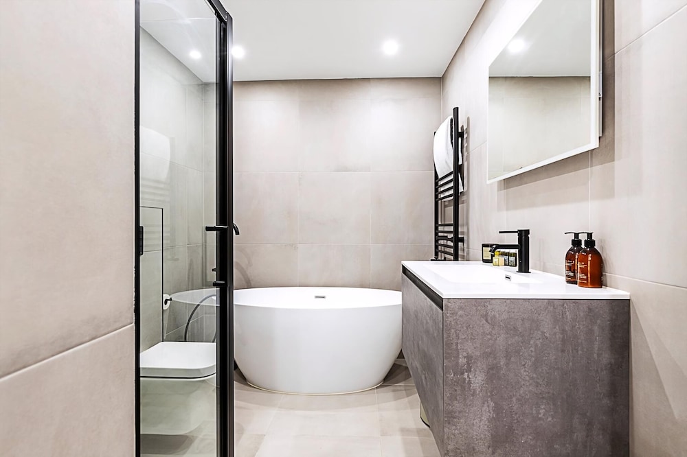 Elegant South Kensington Retreat w/ Outdoor Spaces