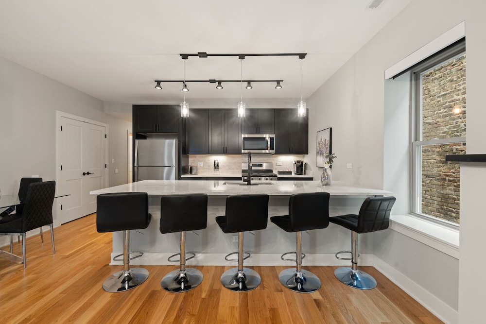 3 Bed 2 Bath Chicago Retreat w Balcony Parking